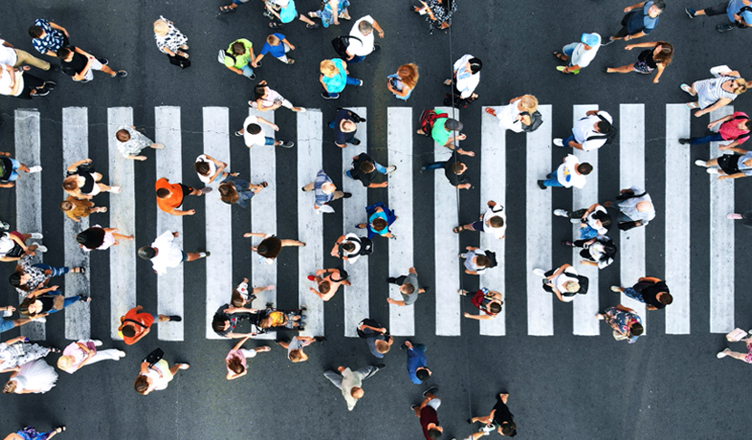 Uma vista aérea de uma passadeira movimentada. Várias pessoas atravessam nas duas direções.