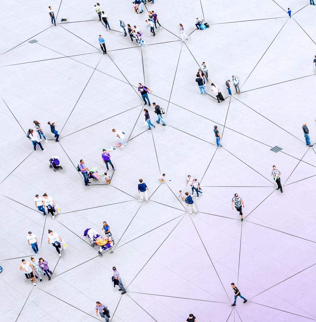 Uma vista aérea de uma praça com várias linhas desenhadas no chão conectando várias pessoas entre si.